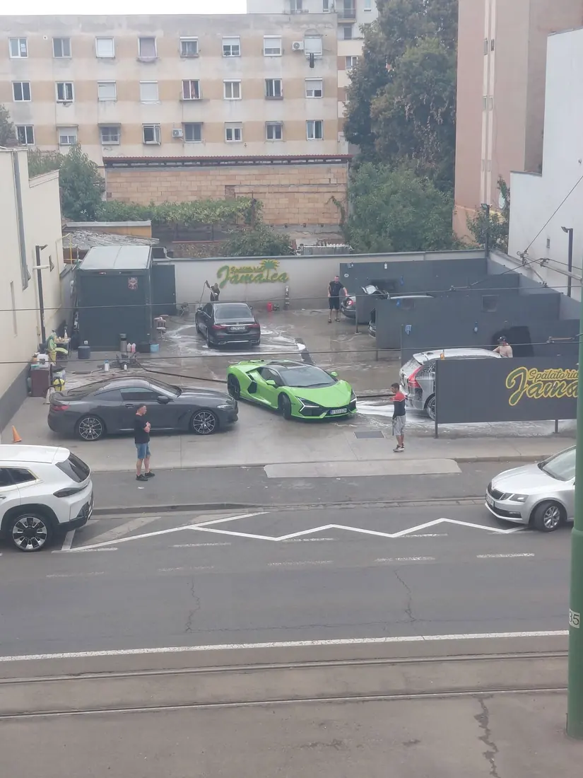 Curtea Spălătoriei Jamaica văzută de sus, cu un Lamborghini verde