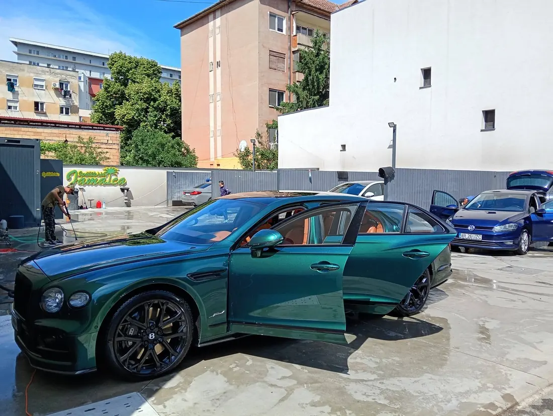 Bentley verde închis în curtea Spălătoriei Jamaica