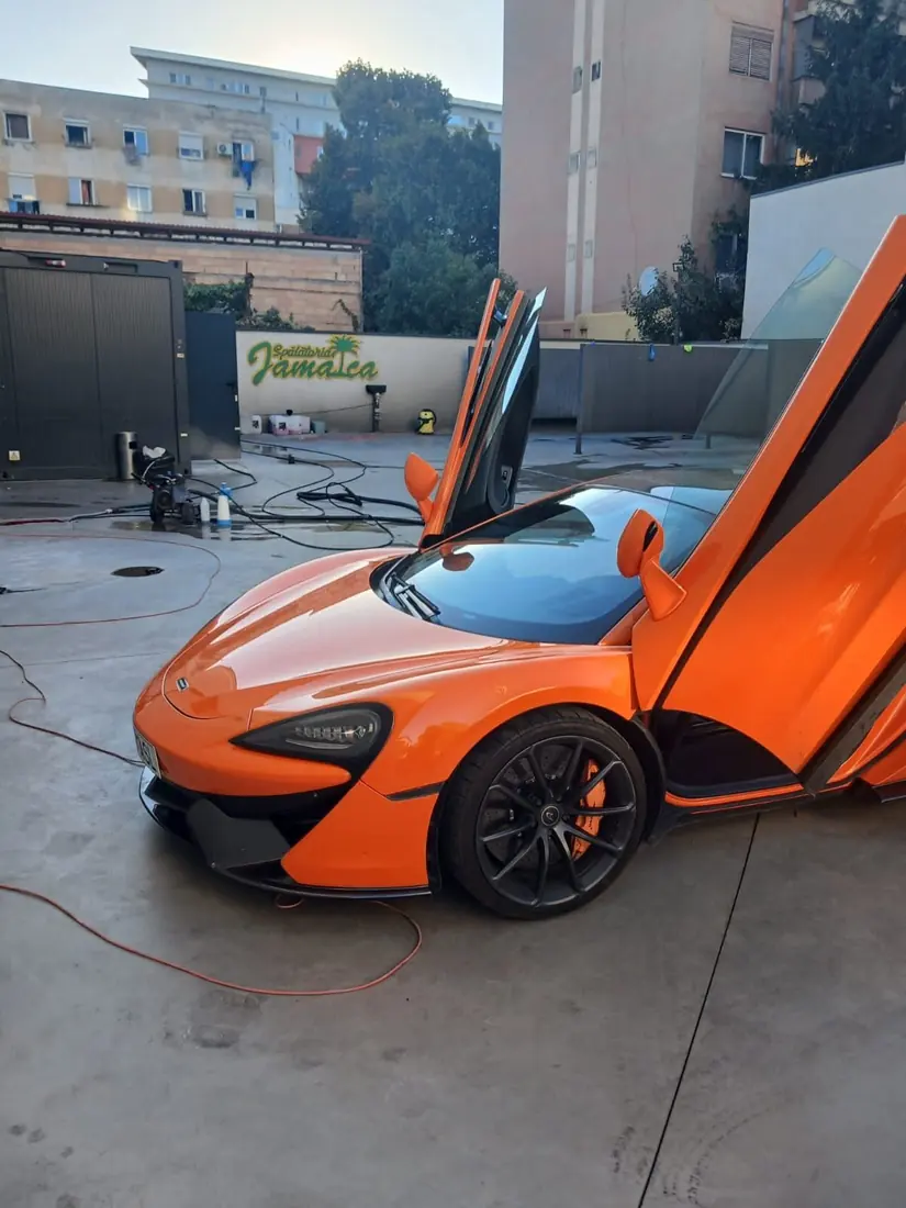 McLaren portocaliu cu ușile deschise la Spălătoria Jamaica
