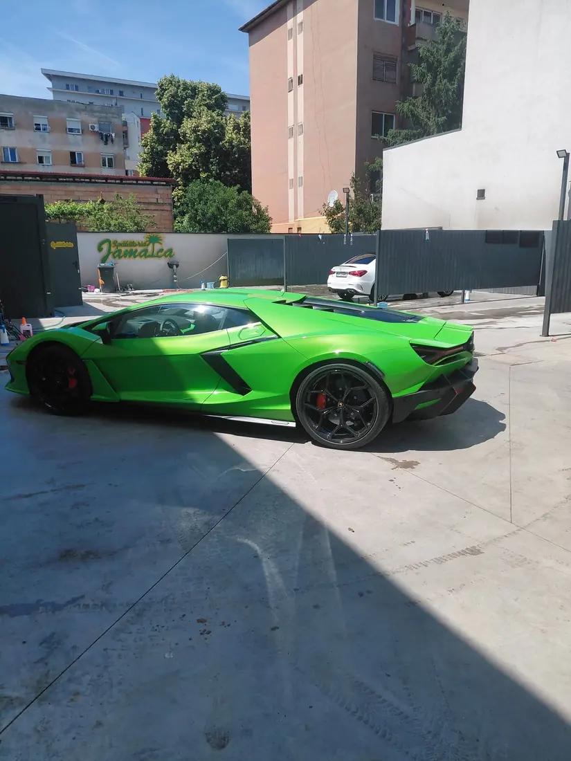Lamborghini Revuelto verde, lucios, la Spălătoria Jamaica