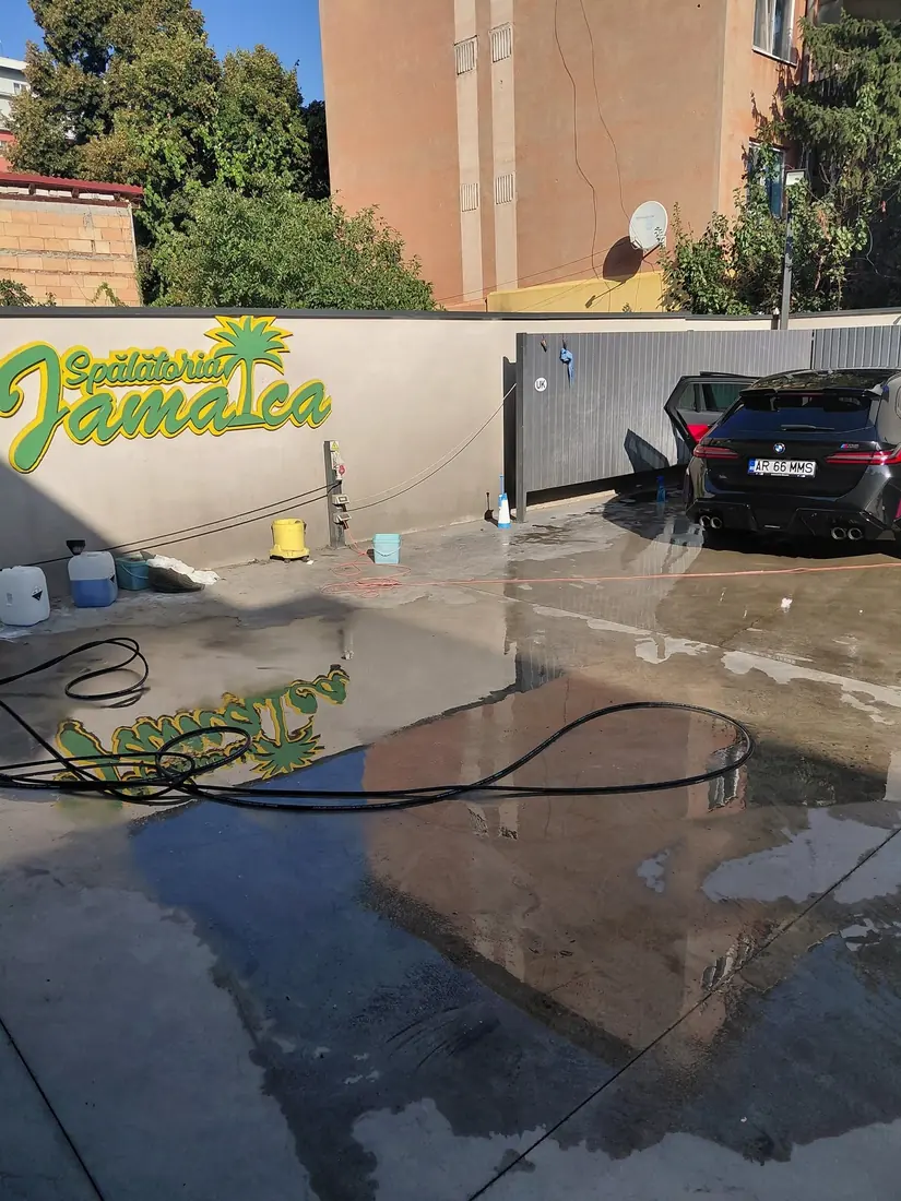 Peretele cu sigla Spălătoria Jamaica și un BMW la spălat