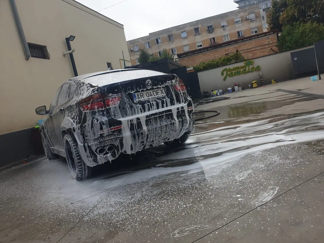 SUV acoperit cu spumă activă la Spălătoria Jamaica