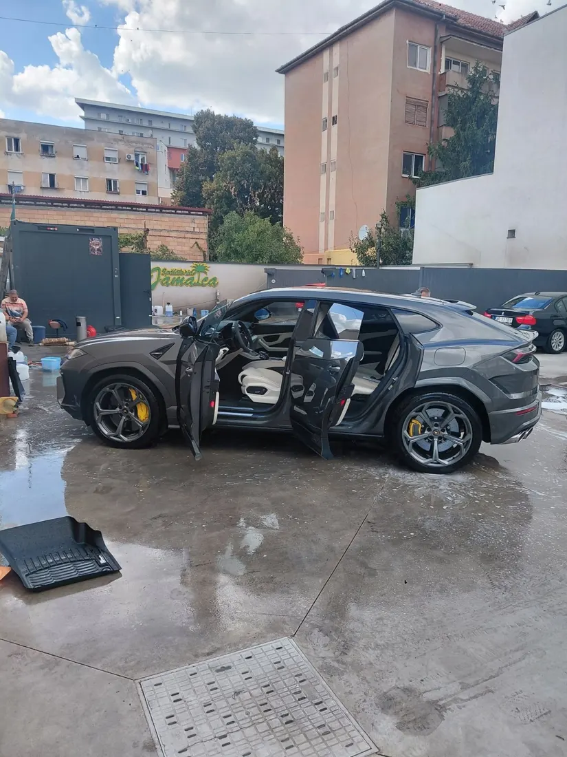 Lamborghini Urus cu ușile deschise, la curățat interiorul, în curtea Spălătoriei Jamaica